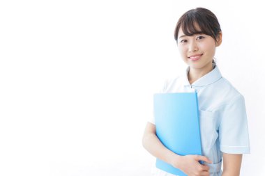 Genç hemşirenin klinik kaydı var.