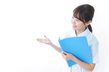 Genç hemşirenin klinik kaydı var.