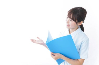 Genç hemşirenin klinik kaydı var.