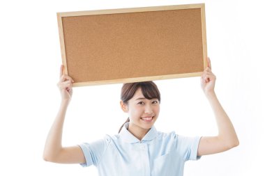 Üniformalı genç Asyalı hemşire. 