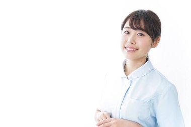 Hemşire kıyafeti giyen genç bir hemşire.