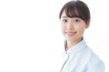 Hemşire kıyafeti giyen genç bir hemşire.