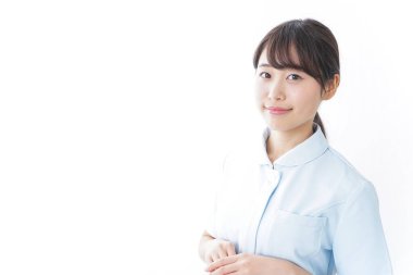 Hemşire kıyafeti giyen genç bir hemşire.