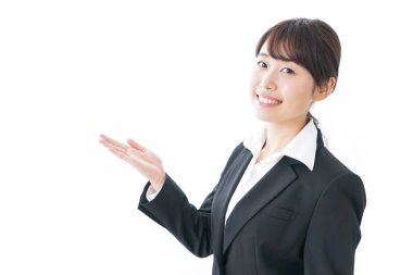 Genç iş kadını bir şeye işaret ediyor..