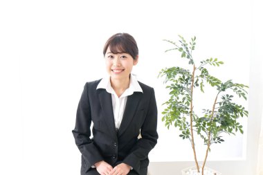 Beyaz arka planda çalışan işkadını