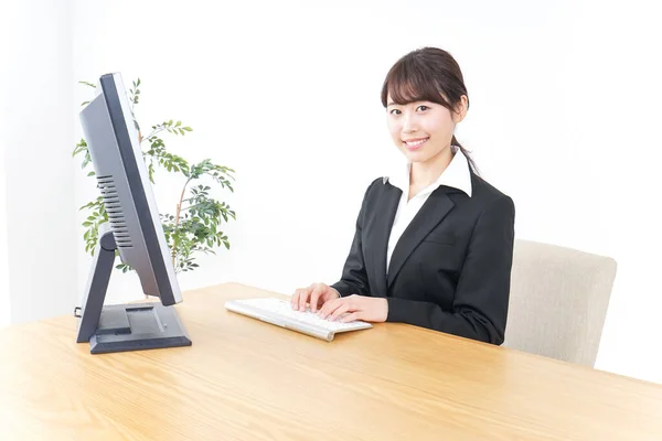 Junge Asiatische Geschäftsfrau Arbeitet Büro — Stockfoto