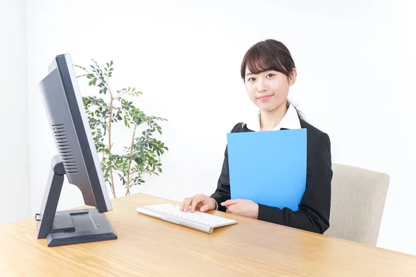 Junge Asiatische Geschäftsfrau Arbeitet Büro — Stockfoto