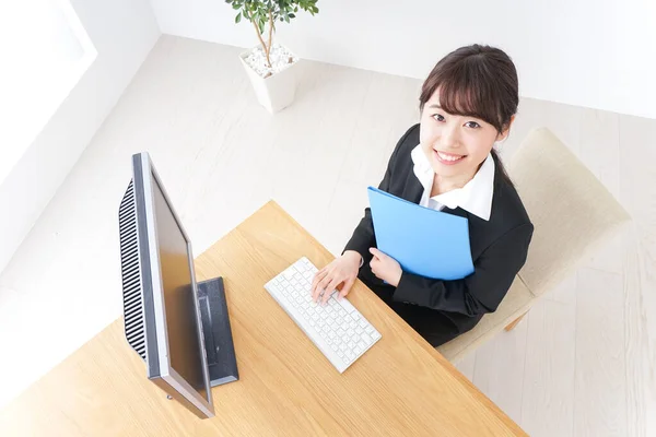 Junge Asiatische Geschäftsfrau Arbeitet Büro — Stockfoto