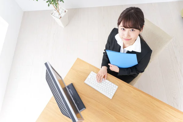 Junge Asiatische Geschäftsfrau Arbeitet Büro — Stockfoto