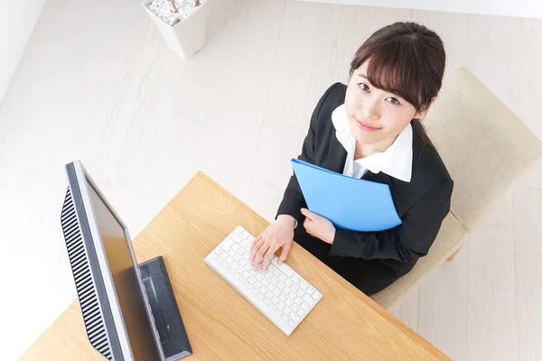 Junge Asiatische Geschäftsfrau Arbeitet Büro — Stockfoto