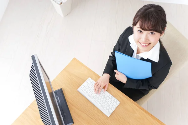 Junge Geschäftsfrau Arbeitet Büro — Stockfoto