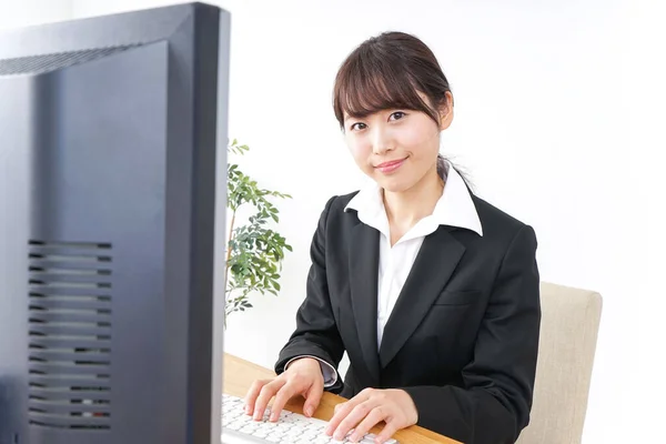 Junge Geschäftsfrau Arbeitet Büro — Stockfoto