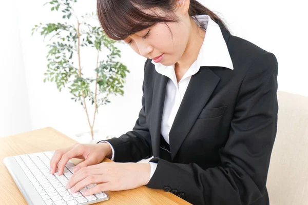 Geschäftsfrau Schläft Ein Während Sie Auf Der Tastatur Tippt — Stockfoto