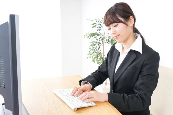 Geschäftsfrau Schläft Ein Während Sie Auf Der Tastatur Tippt — Stockfoto