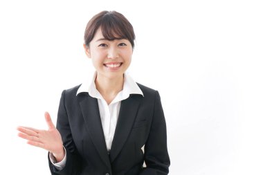 Klimalara rehberlik eden genç kadın.