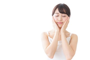 Cilt bakımı yapan kadın, nemlendirici görüntü.