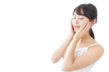 Cilt bakımı yapan kadın, nemlendirici görüntü.