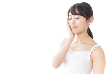 Cilt bakımı yapan kadın, nemlendirici görüntü.