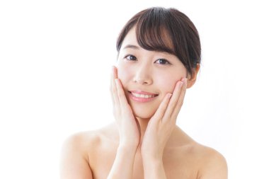 Deriyle ilgilenen genç bir kadın.