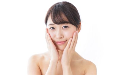 Deriyle ilgilenen genç bir kadın.