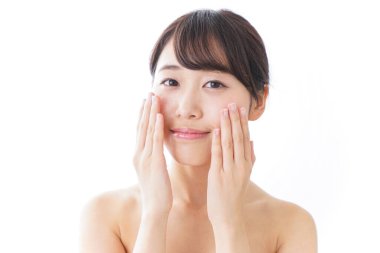 Deriyle ilgilenen genç bir kadın.