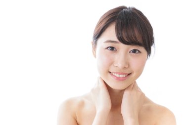 Deriyle ilgilenen genç bir kadın.