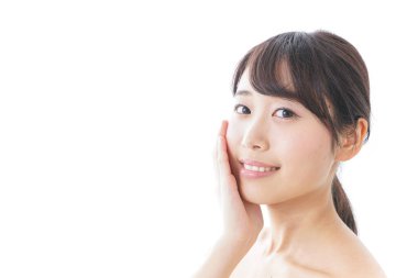 Deriyle ilgilenen genç bir kadın.