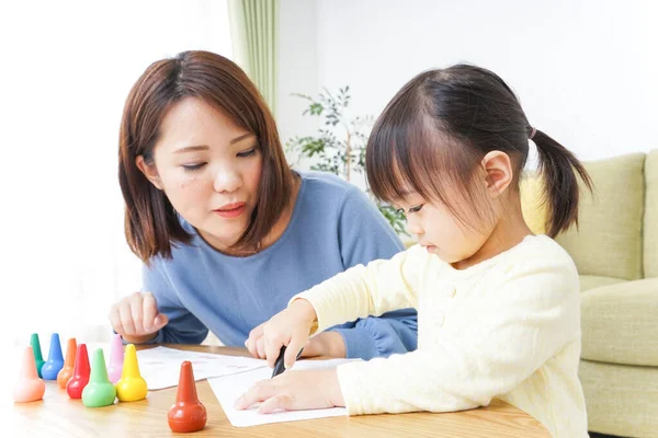 부모와 자녀가 집에서 그림을 그리는 — 스톡 사진