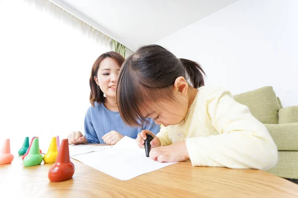 부모와 자녀가 집에서 그림을 그리는 — 스톡 사진