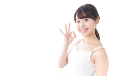 Tamam işareti gösteren kadın.