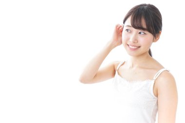 Genç bir kadın krem sürüyor, güzellik konsepti.