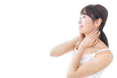 Genç bir kadın krem sürüyor, güzellik konsepti.