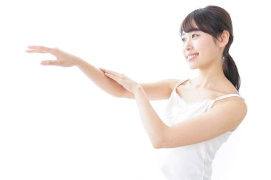 Genç bir kadın krem sürüyor, güzellik konsepti.