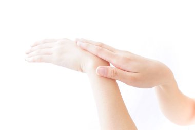 Genç bir kadın krem sürüyor, güzellik konsepti.