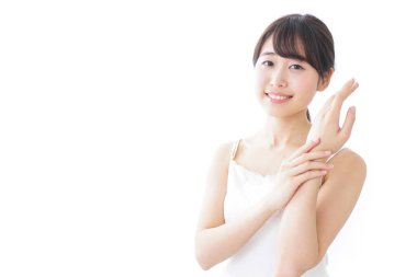 Genç bir kadın krem sürüyor, güzellik konsepti.