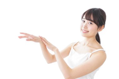 Genç bir kadın krem sürüyor..