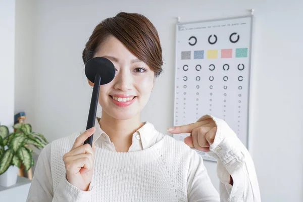 Mulher Fazendo Teste Ocular — Fotografia de Stock