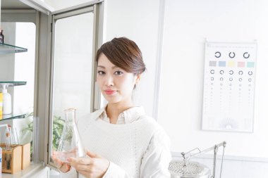 Laboratuvarda araştırma yapan genç bir kadın. 