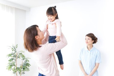  Hastanede çocuk ve anne.