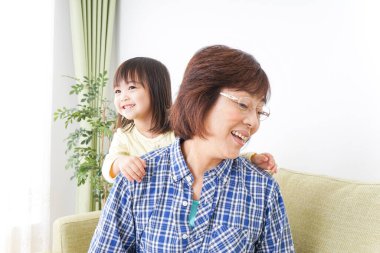 Evde büyükannenle oynayan çocuk.