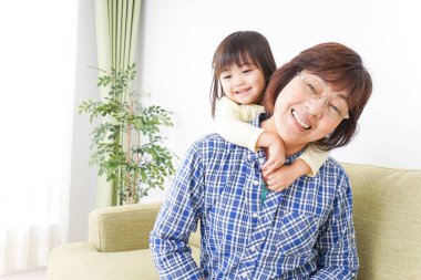 Evde büyükannenle oynayan çocuk.