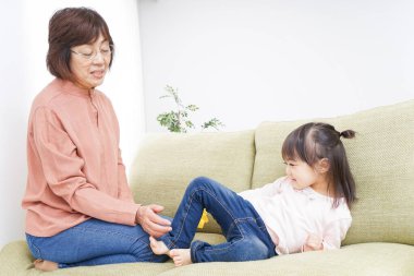 Büyükannenle çocuk oyunu.