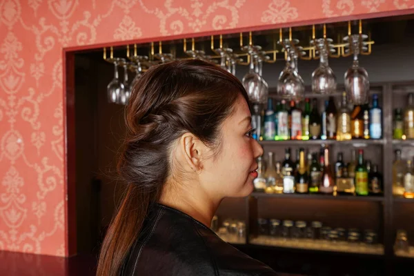 Jonge Vrouw Aan Bar — Stockfoto