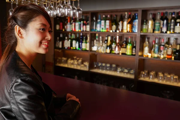 Jonge Vrouw Aan Bar — Stockfoto
