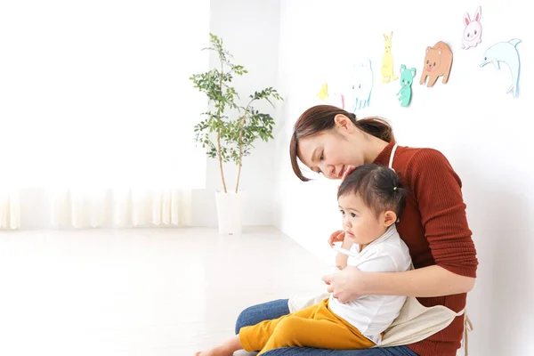 Nursery Teacher Care Child Having Cold — Stock Photo, Image