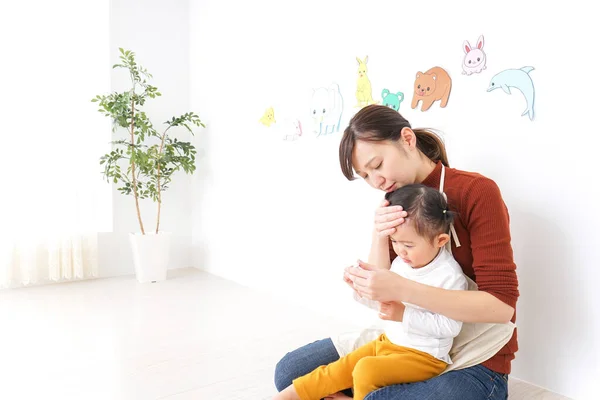 Guardería Maestra Cuidado Niño Teniendo Resfriado — Foto de Stock