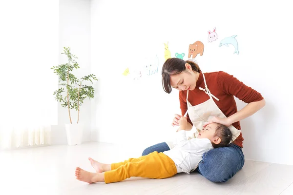 Guardería Maestra Cuidado Niño Teniendo Resfriado — Foto de Stock