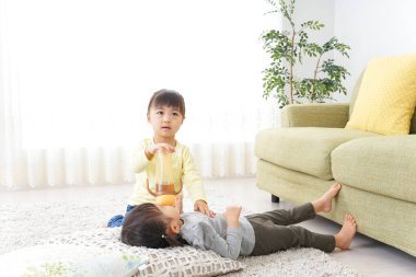 Çocuklar birlikte oynuyorlar.