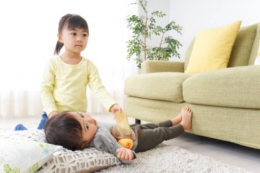 Kız kardeşine bakan çocuk..