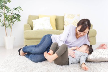 Anne çocuğu yatırıyor..